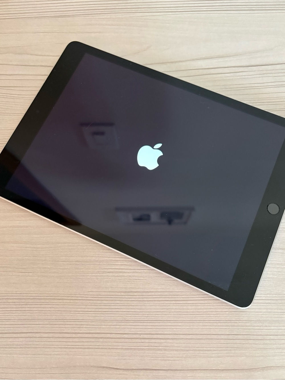 iPad model A2602 is the 9th Generation Apple iPad (2021) - Picture 4 of 5
